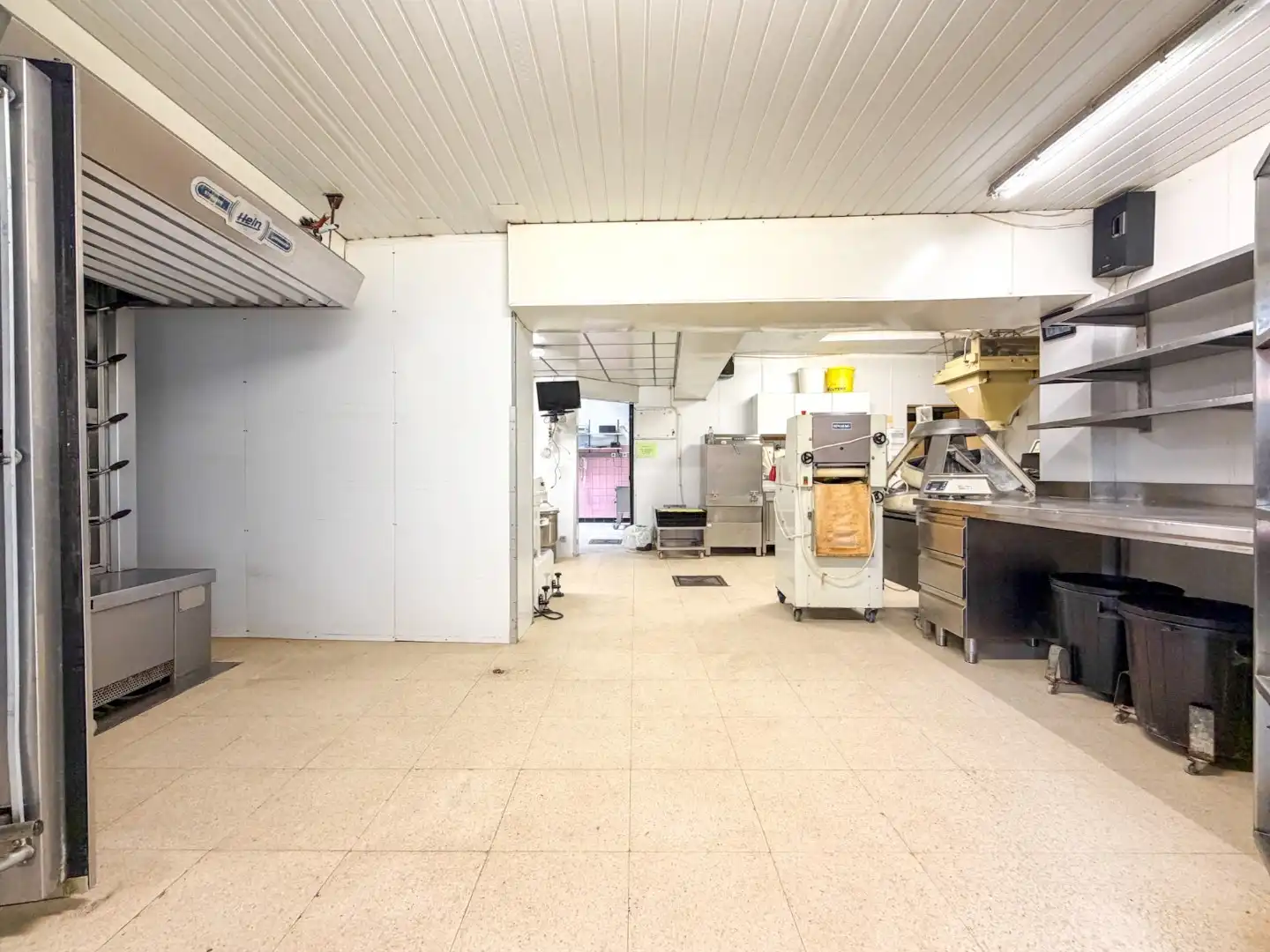 Handelspand bestaande uit winkel met woning, productieatelier en groot magazijn, Torhout foto 16