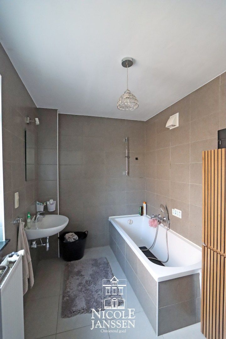 Halfvrijstaande nieuwbouwwoning met drie slaapkamers en carport foto 5