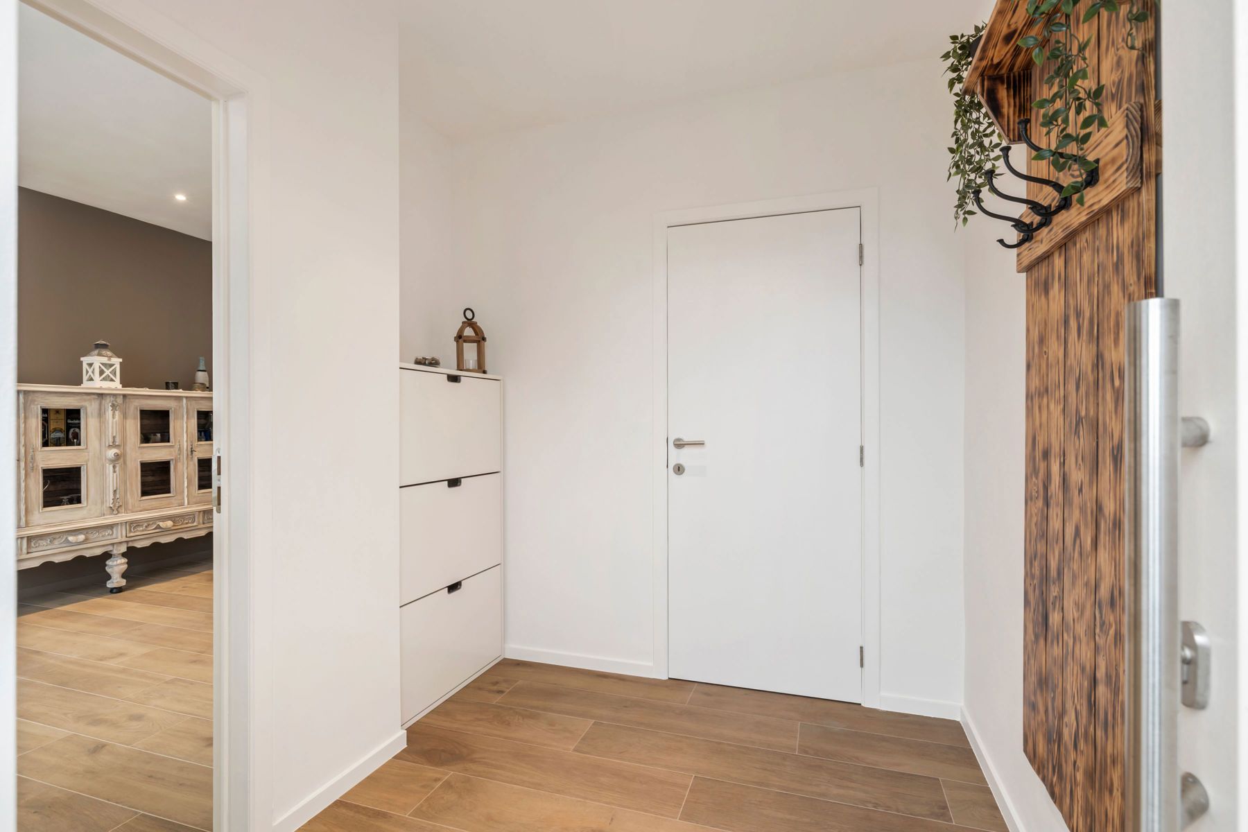 Charmante gerenoveerde woning met ruime garage & magazijn foto 10