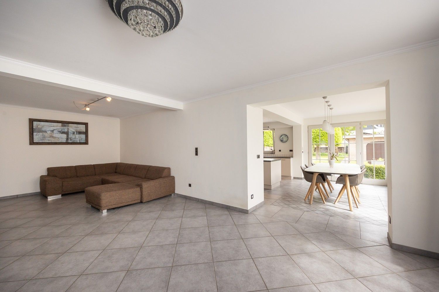 Instapklare, ruime woning met 4 slaapkamers, zonnig terras en multifunctioneel bijgebouw foto 14
