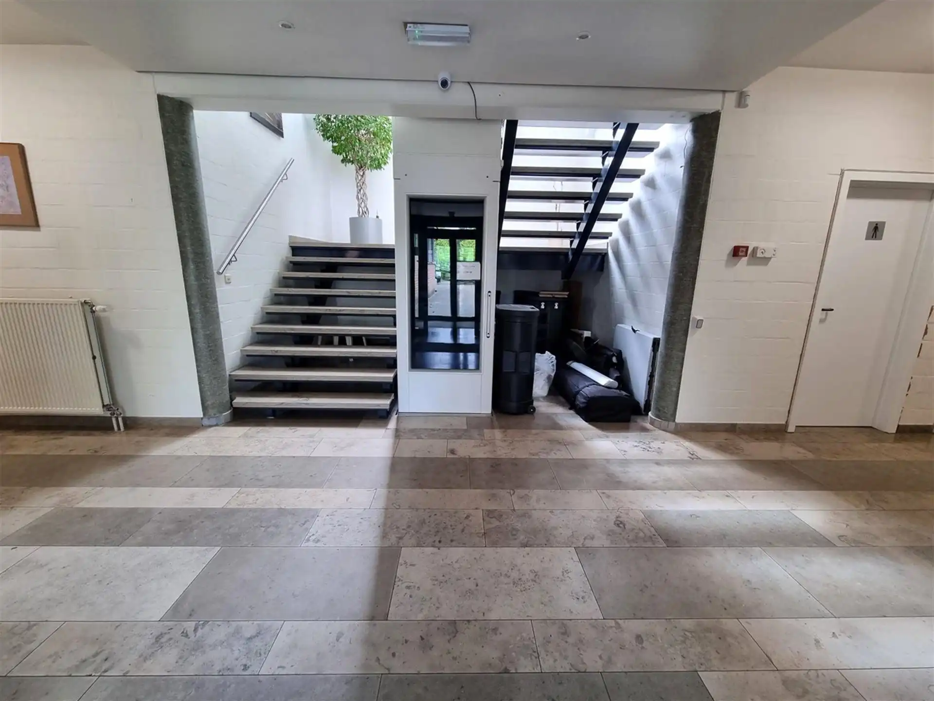 Kantoorgebouw met vergaderzalen en opleidingslokalen, bruto vloeropp 1146m² op een perceel van 44a48ca. foto 12