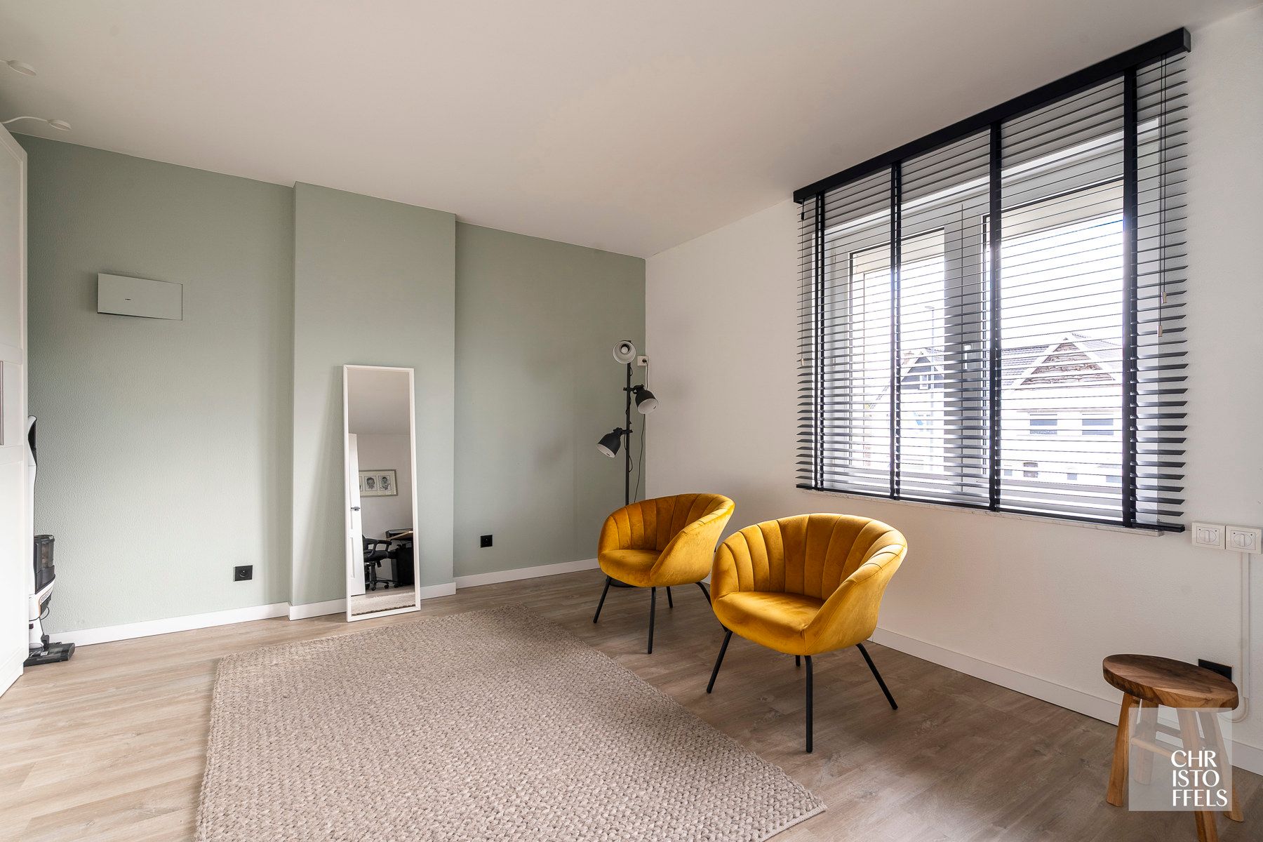 Uitzonderlijk ruime (440m²!) en volledig gerenoveerde woning met commerciële topligging en tal van mogelijkheden in Lanaken! foto 15