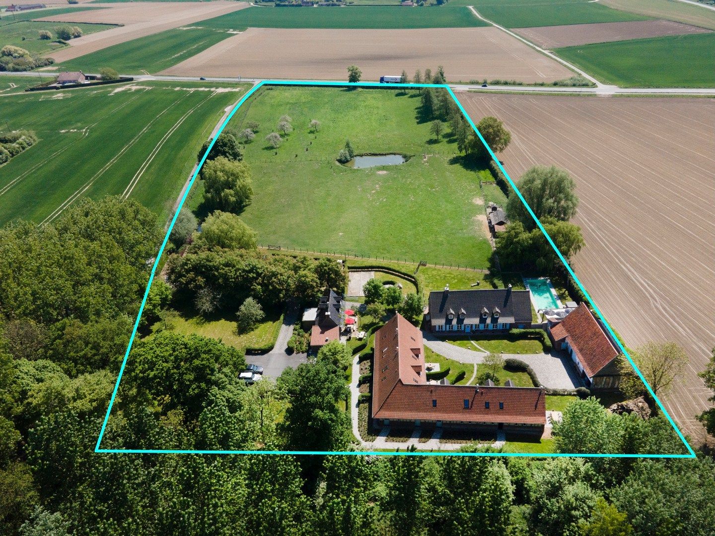 DOMEIN  MET 5 VAKANTIEWONINGEN, EEN ESTAMINET EN EEN VILLA foto {{pictureIndex}}