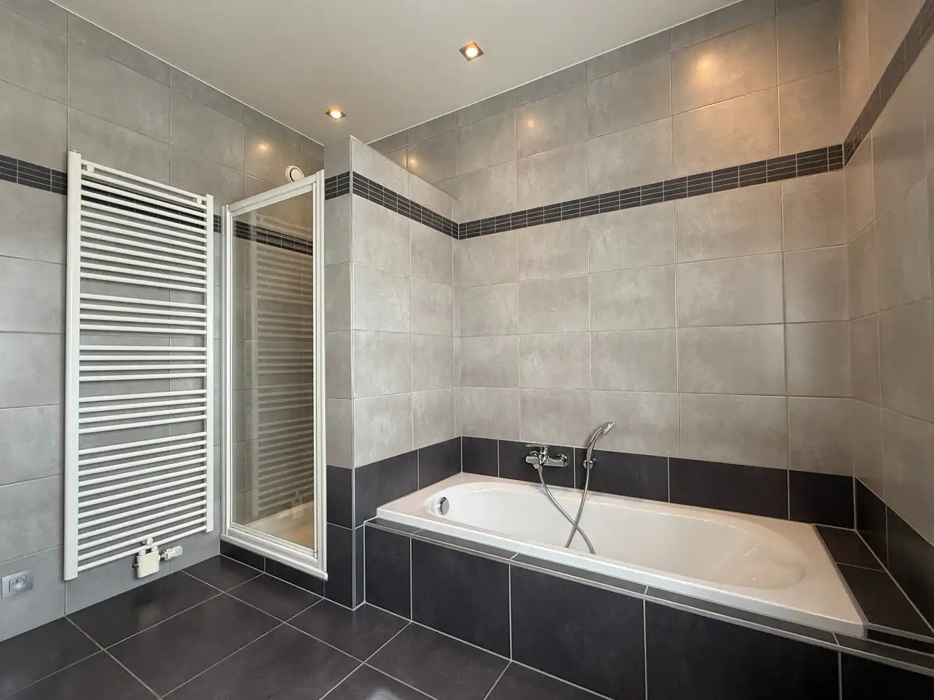 TE HUUR : PRACHTIGE WONING MET 5 SLAAPKAMERS EN 2 BADKAMERS foto 18