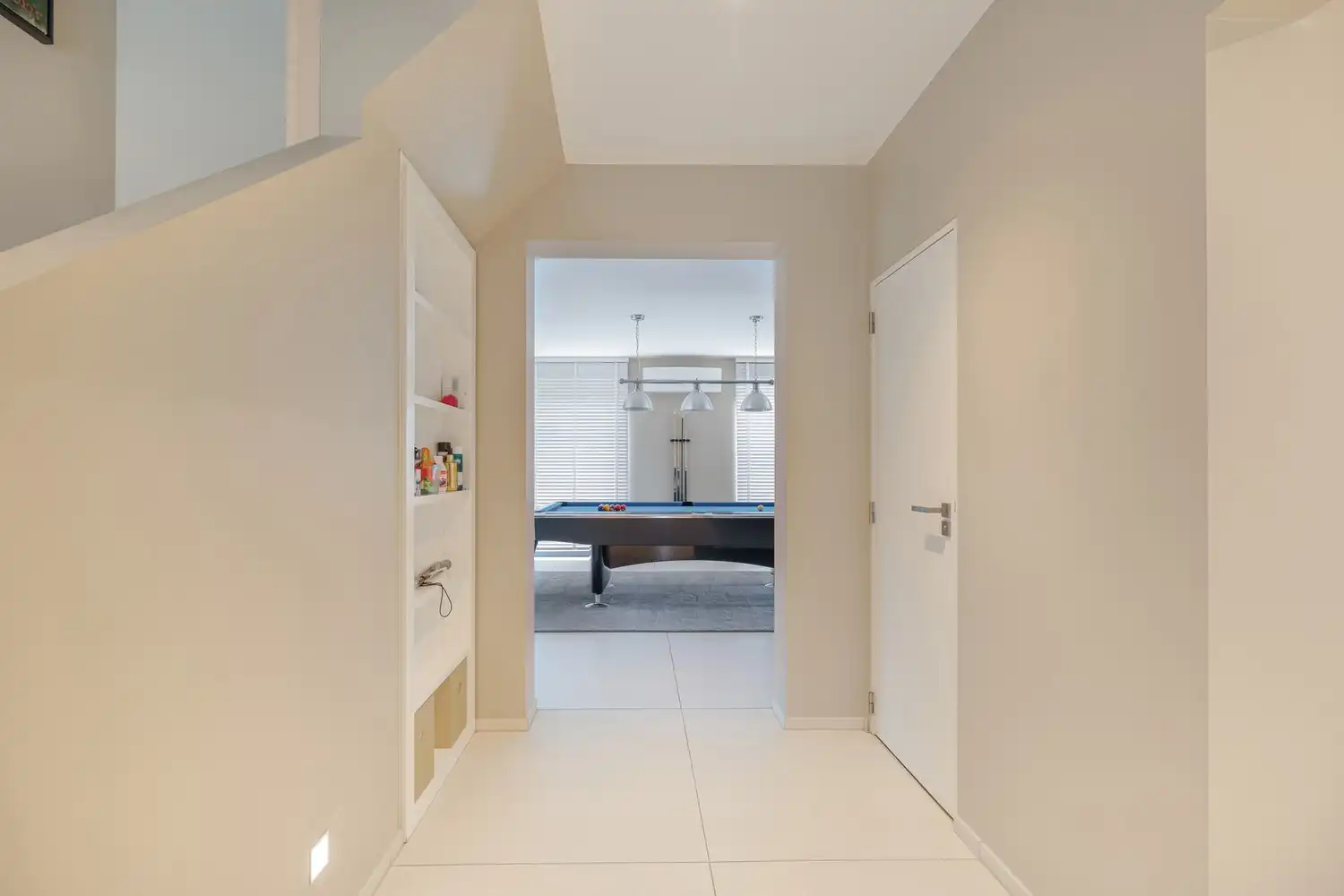 Exclusieve recente villa met verwarmd zwembad, vier garages en inclusief bouwgrond van 10a in een groene omgeving foto 6