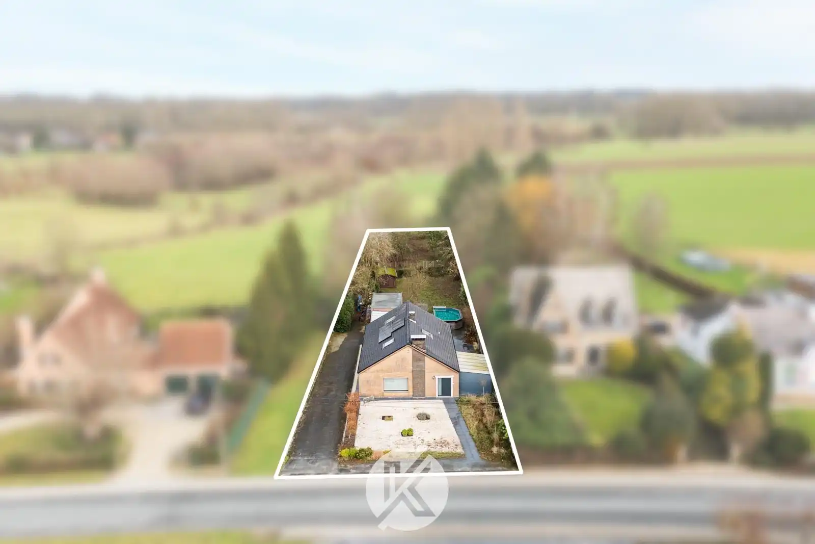 Ruime woning met uitzicht op omliggend landschap foto {{pictureIndex}}