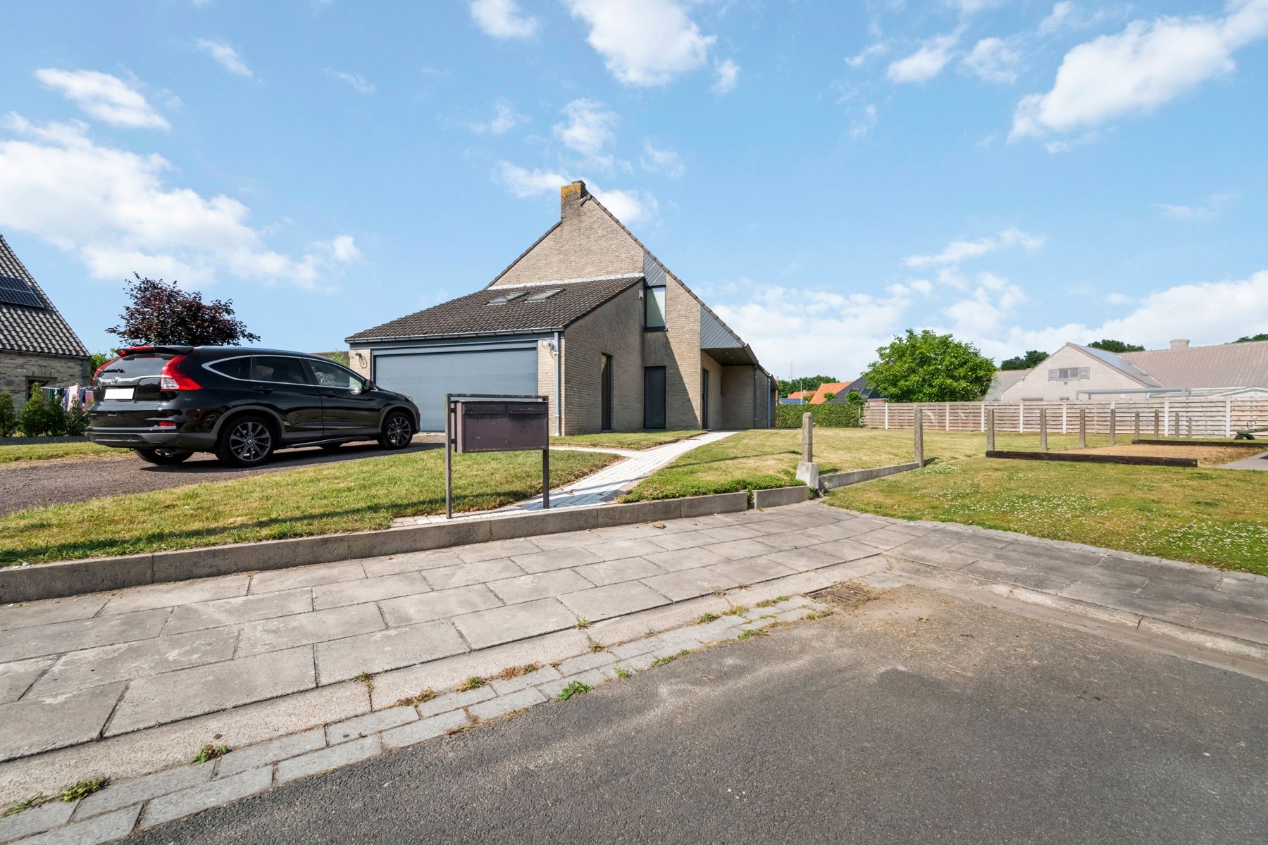 Te Sint-Kruis: Energiezuinige woning met ruimte en comfort. foto {{pictureIndex}}