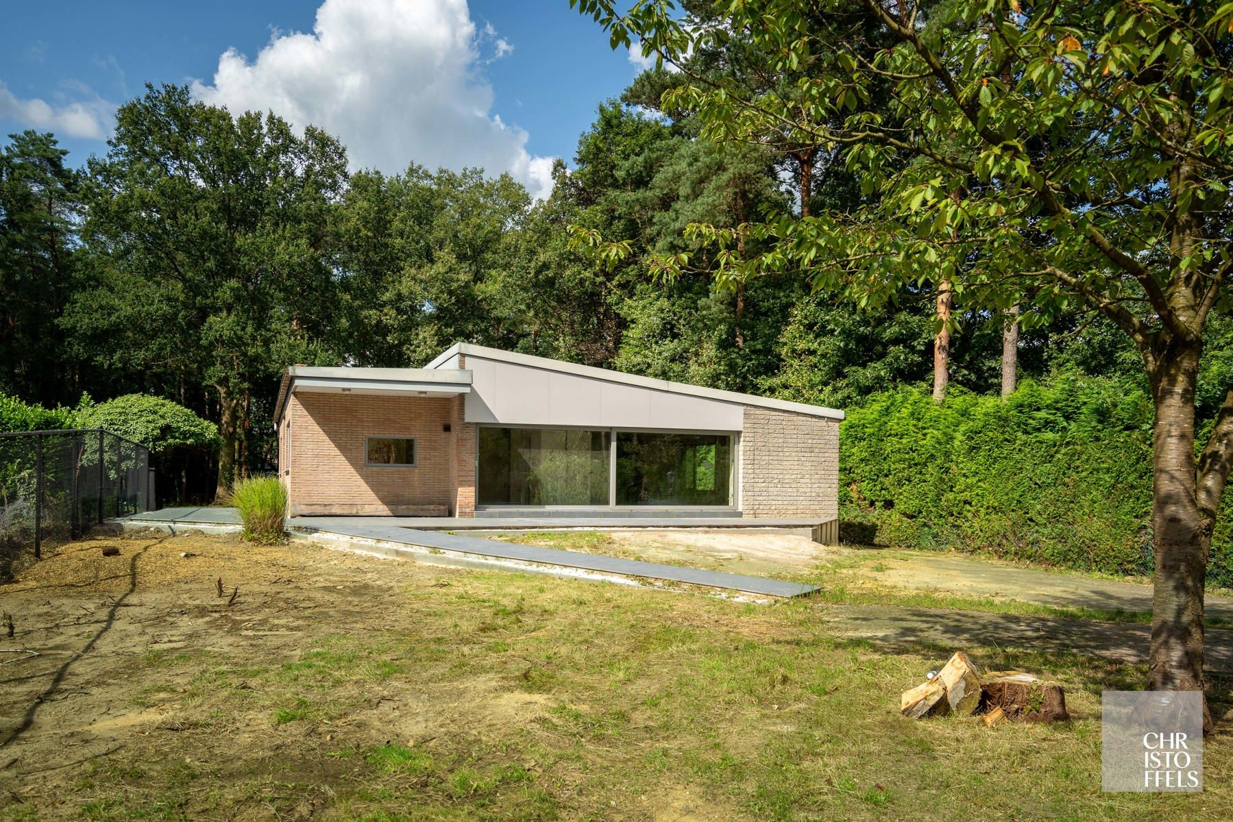 Deels gerenoveerde laagbouwvilla, residentieel gelegen in de bossen op een uitgestrekt perceel van 3.981m² foto 8