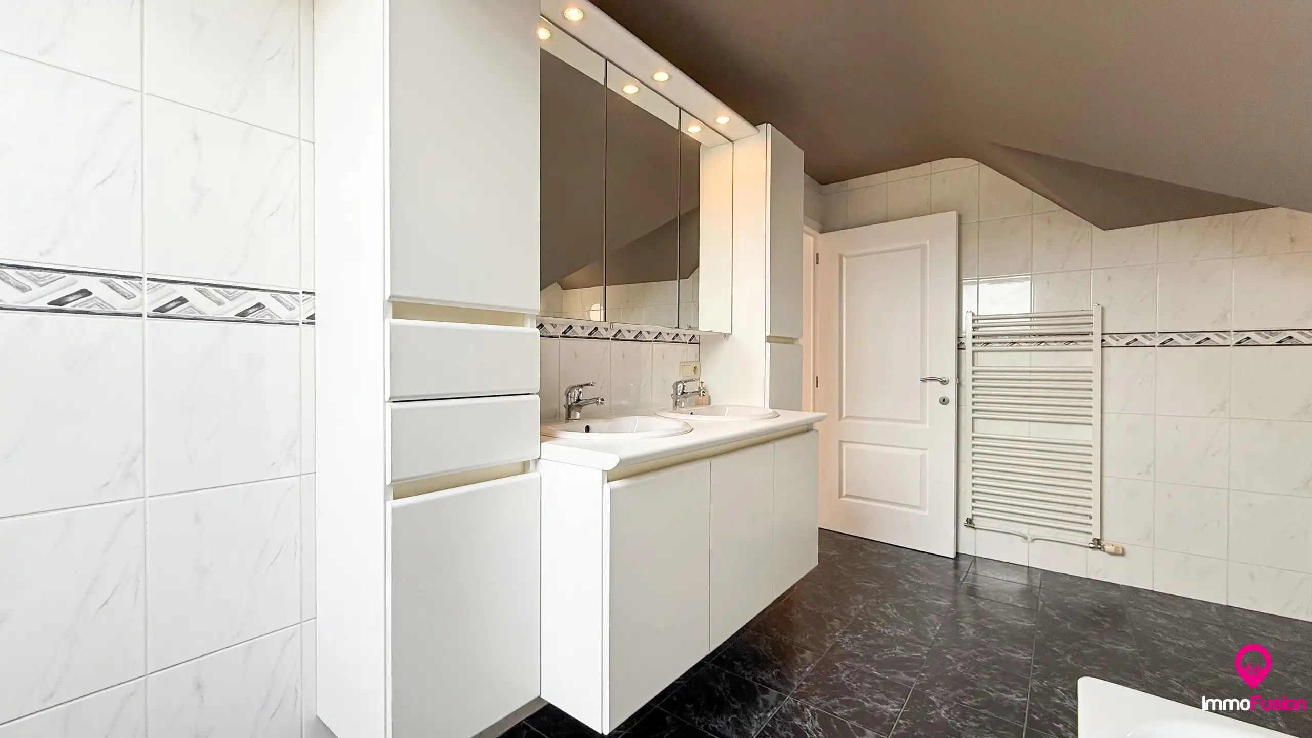 Ruim appartement met 4 slaapkamers en parking in Tuilt! foto 36