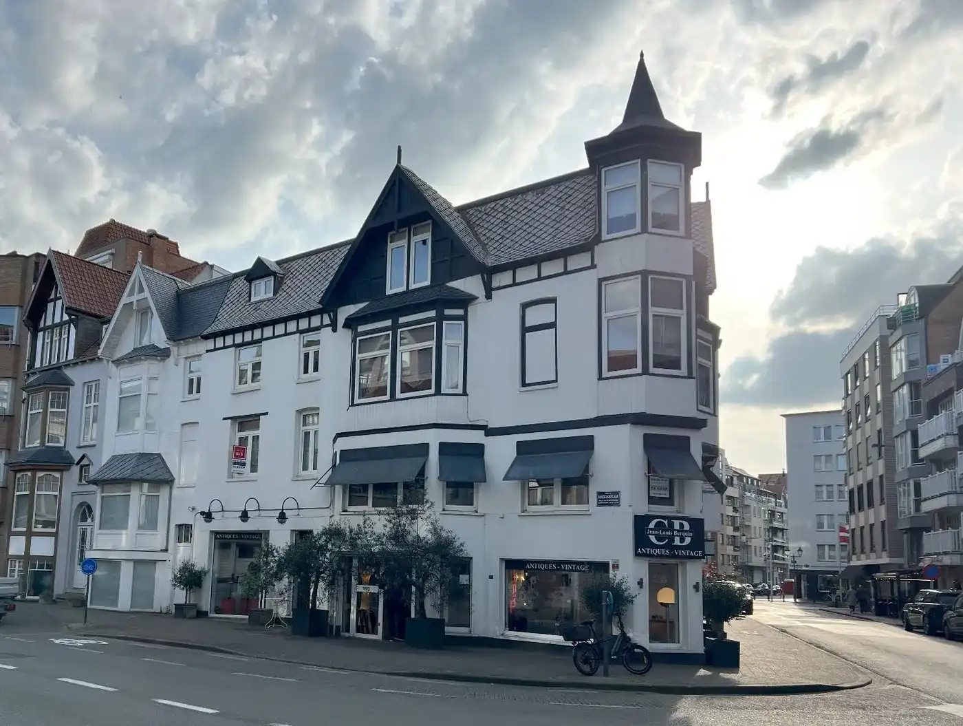 Commercieel hoekpand met 2 afzonderlijke woonunits op een toplocatie in het centrum van Knokke foto 3