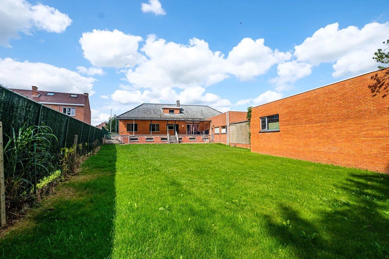 Ruime, op te knappen villa met handelsruimte foto 35