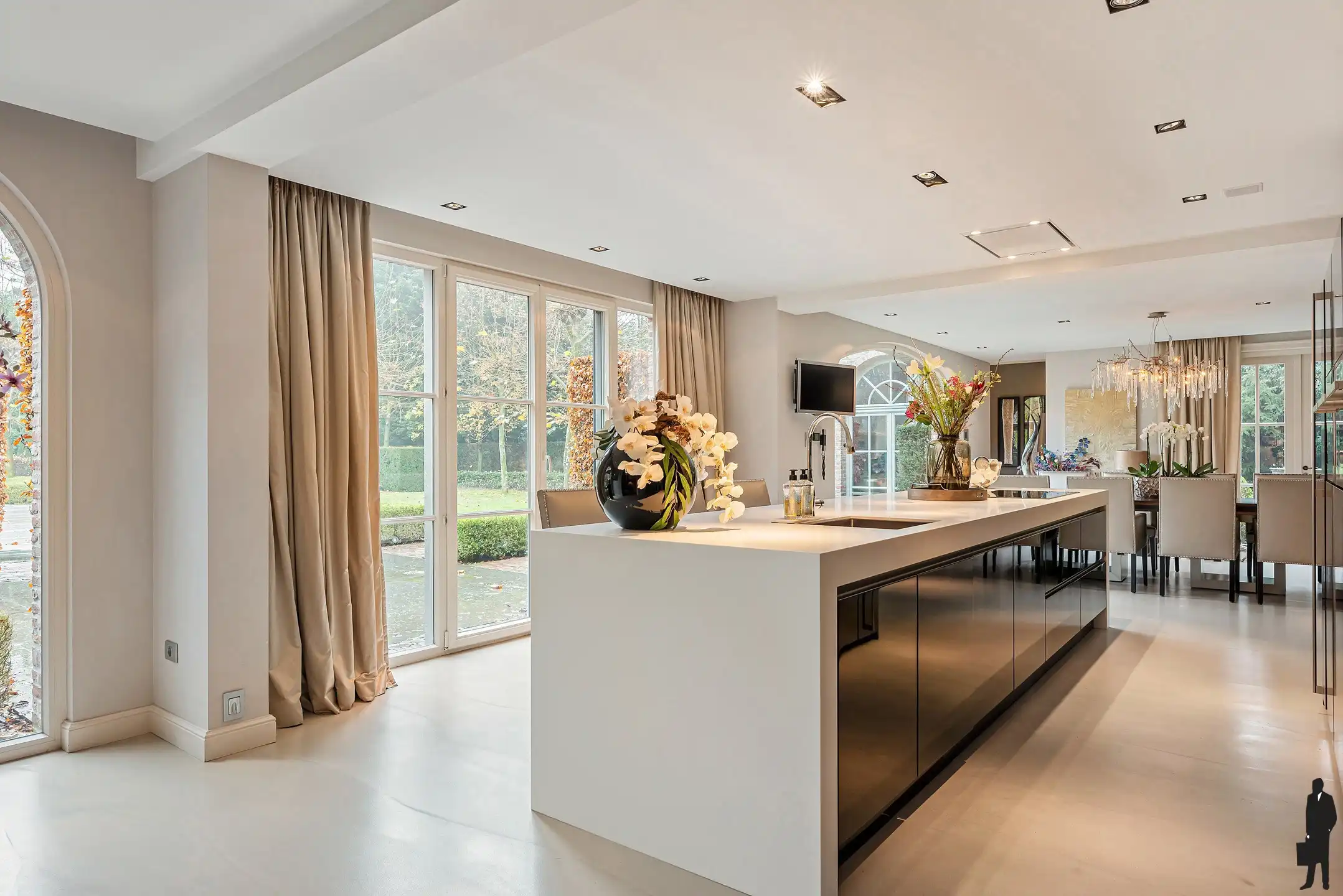 Villa van 600 m² met o.a. 4 slpk. en 3 badk.  foto 4