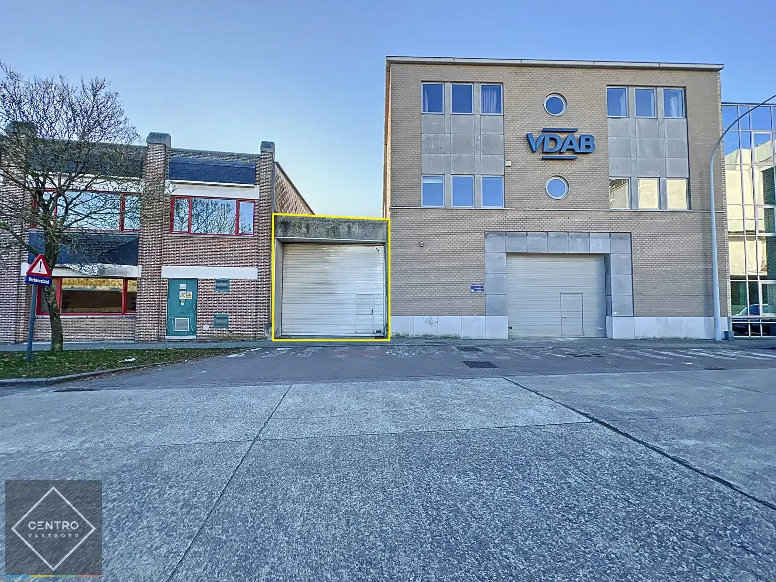 Opslagplaats ( ± 2.000m²) met 7m vrije hoogte vlakbij de havenkop te Roeselare! foto 11