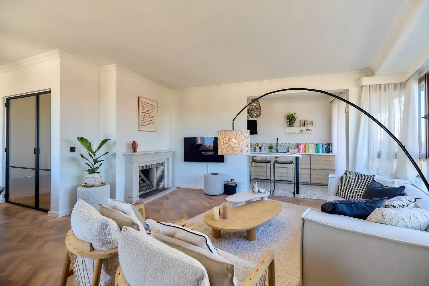 Hoogwaardig gerenoveerd en bijzonder elegant appartement met terras langs de Leie en panoramisch zicht over de stad Gent foto {{pictureIndex}}