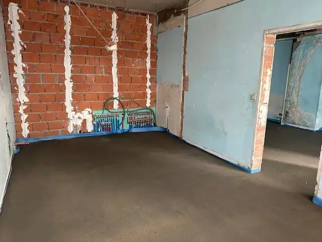 Handelspand  op topligging  .  Strandplein.   Ruim 200 m2  .       Tegen 1 juni volledig nieuw afgewerkt.   Zowel te koop of te huur.   foto 13