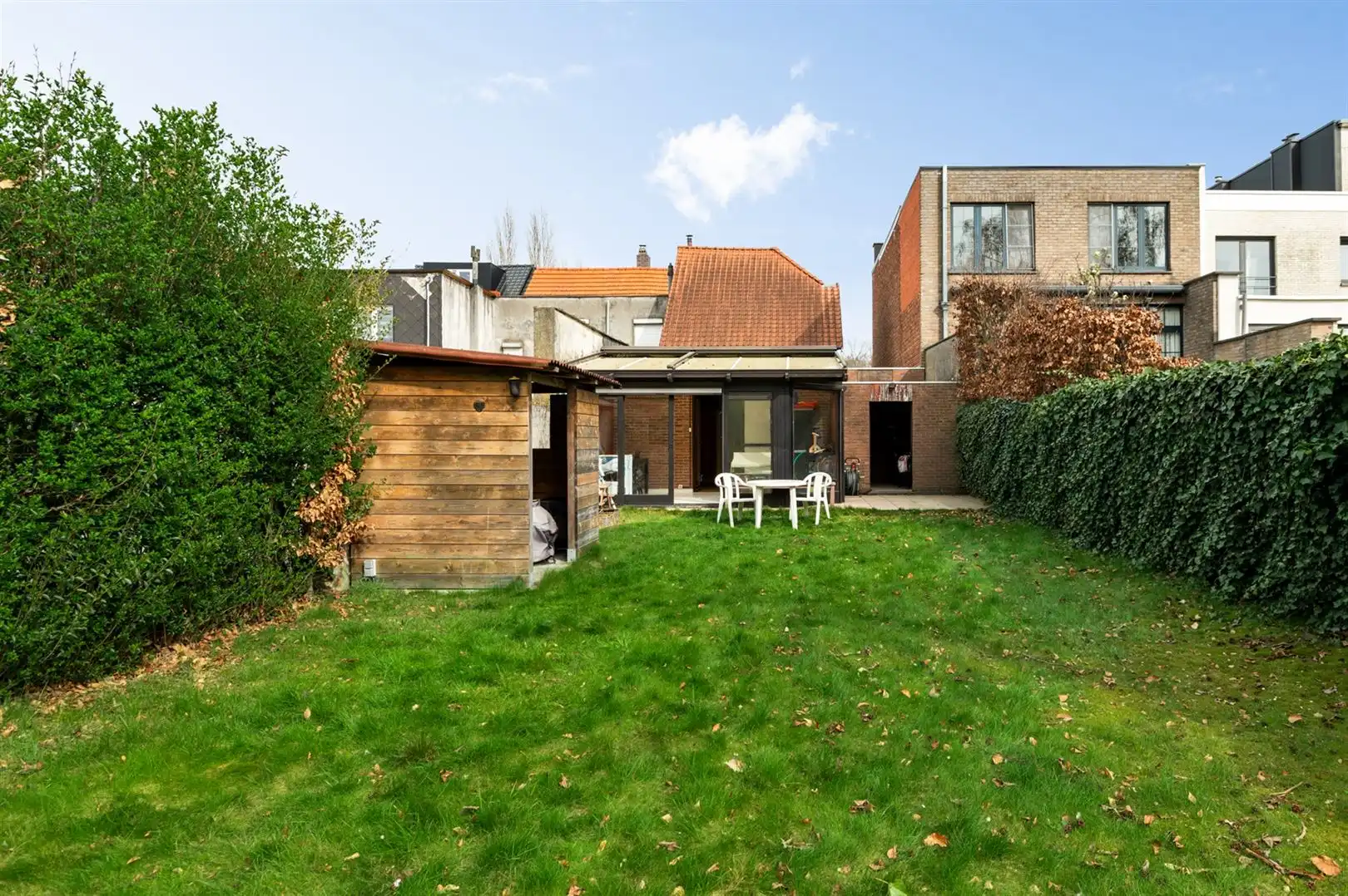 Te renoveren halfopen woning met grote tuin foto 2