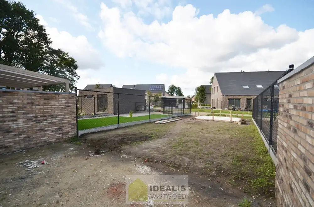 GELIEVE ENKEL AAN TE MELDEN VIA MAIL!! RUIME NIEUWBOUW GEZINSWONING OP WANDELAFSTAND VAN CENTRUM! – Afgewerkte en ruime woning perfect gelegen op wandelafstand van het centrum van Peer alsook vlakbij uitgebreide sportfaciliteiten!! De woning is zeer fijn ingedeeld, met een inkomhal en wc, riante woonkamer, open keuken met naastgelegen berging op de gelijkvloerse verdieping, overloop, 3 slaapkamers en een ruime badkamer op de eerste verdieping en een zolder te bereiken via vast trap op de 2e verdieping!! Tevens beschikt de woning over een private voortuin/parking en is er een leuk tuintje met tuinberging aan de achterzijde. De achterzijde van het perceel is tevens toegankelijk via een pad. Deze nieuwbouwwoning werd zeer goed geïsoleerd opgeleverd, heeft slechts een E-peil van 38 en is voorzien van ventilatie type D!! Zeer geschikt voor kandidaten op zoek naar een correct geprijsde nieuwbouwwoning!! Beschikbaar vanaf 1 december 2026. foto 5