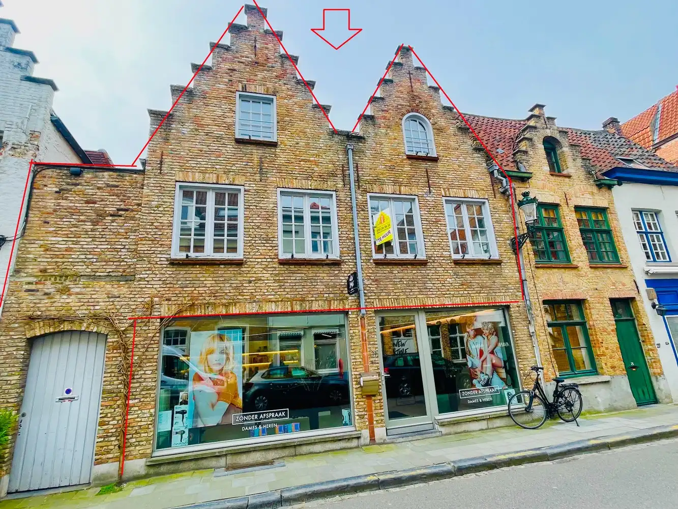 Brugge centrum, aan de Noordzandstraat, vlakbij alle winkels 'tZand  UITZONDERLIJK RUIM WOONHUIS /APPARTEMENT  MET HUISLIFT , 4 slaapkamers + bureau , living van 65m², modern ingerichte grote eet en kookkeuken Zalig wonen!  living van 65m²en zuidgericht terrasZlit terras van 65 m², volledig ingerichte eet-en kookkeuken van 34m²,  grote fietsenberging foto 5