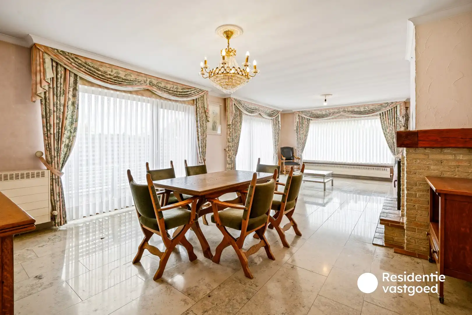Statige gelijkvloerse villa op een terrein van 2342 m² te Oostduinkerke (Koksijde).  foto 3