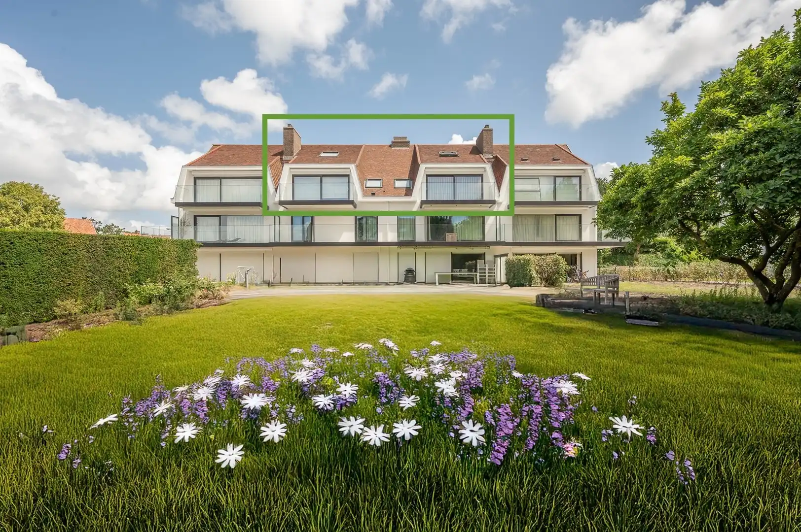 Zonnig gerenoveerd appartement met zuidwest gericht terras en open zicht op wandelafstand van het strand in hartje Zoute. foto 2