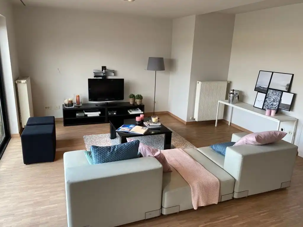 TE HUUR | Instapklaar 2-slaapkamerappartement met ruim terras en garage. foto 2