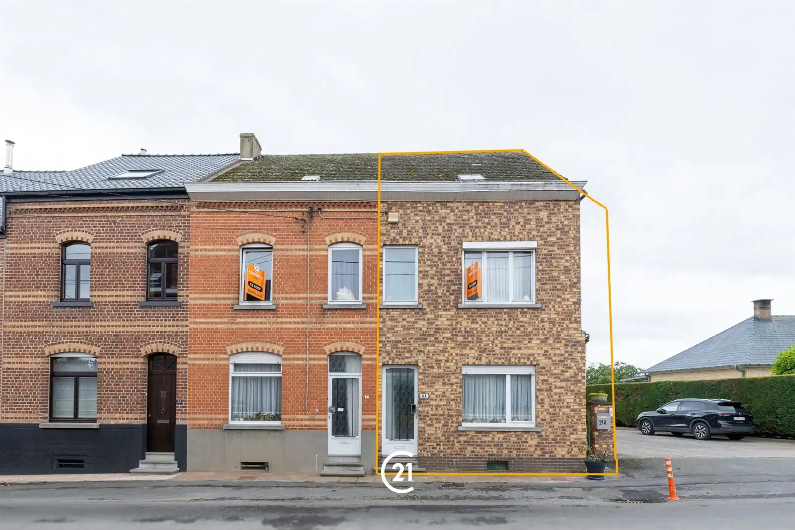 Driegevelwoning met garage en koertje op 1are63 foto {{pictureIndex}}