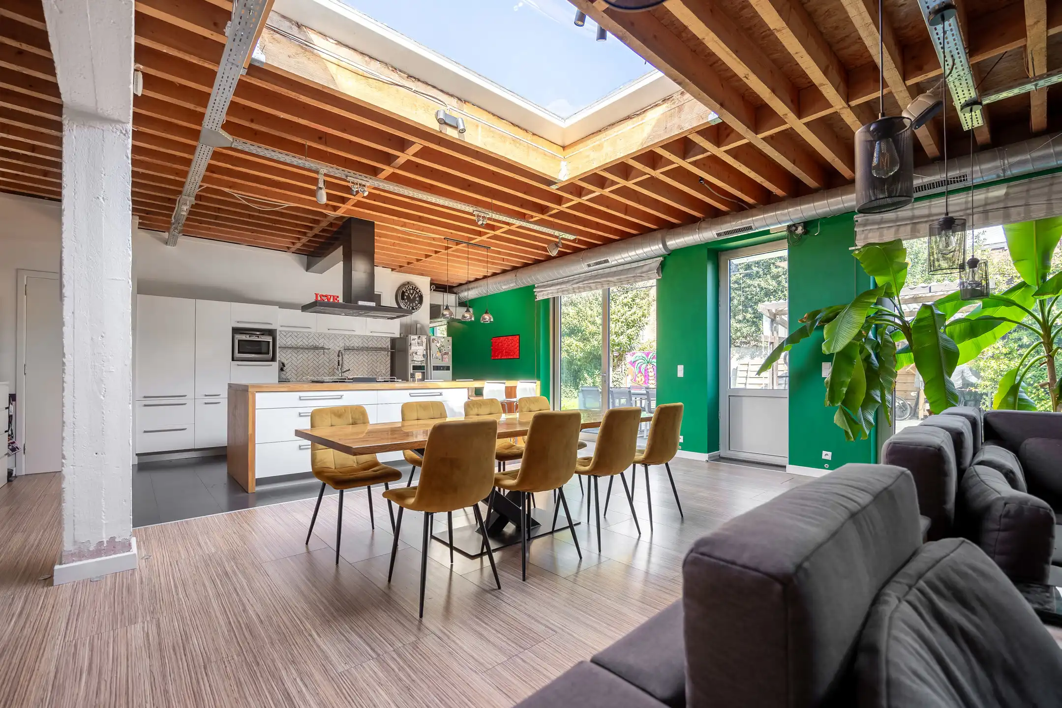 Verborgen loftwoning met tuin, parking & laadpaal in Deurne foto 2