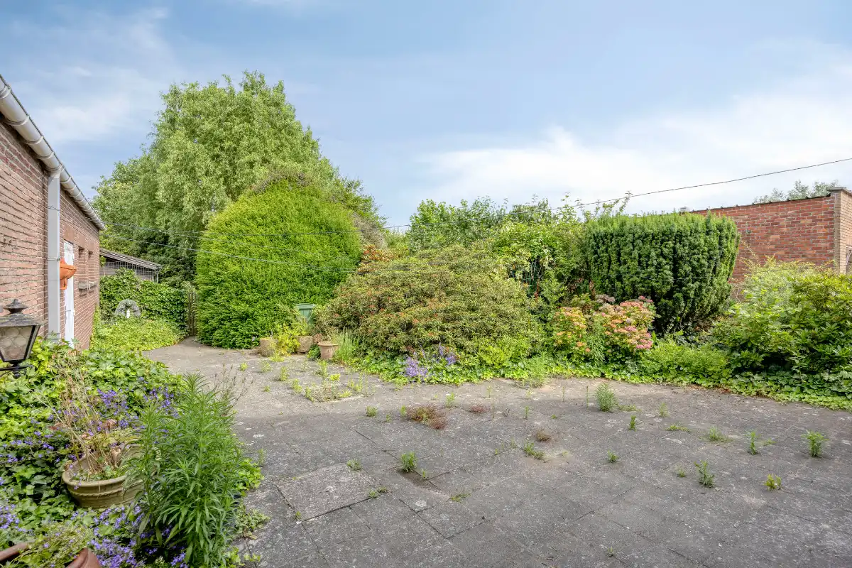 Open bebouwing met ruime tuin en uitzicht op groen foto 22