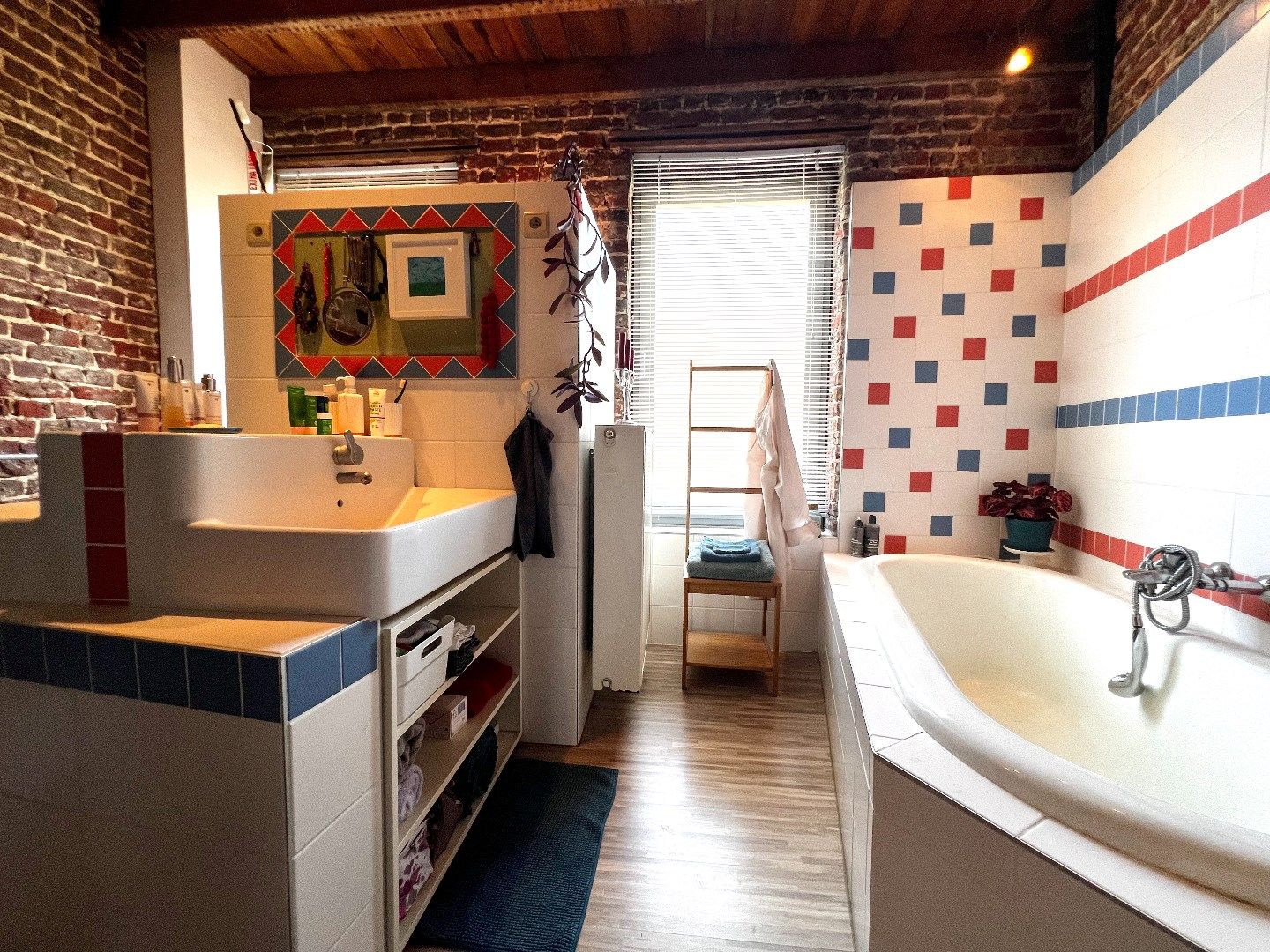 Kleurrijk, karaktervol en compleet uniek huis te koop pal in het centrum te Heule! foto 29