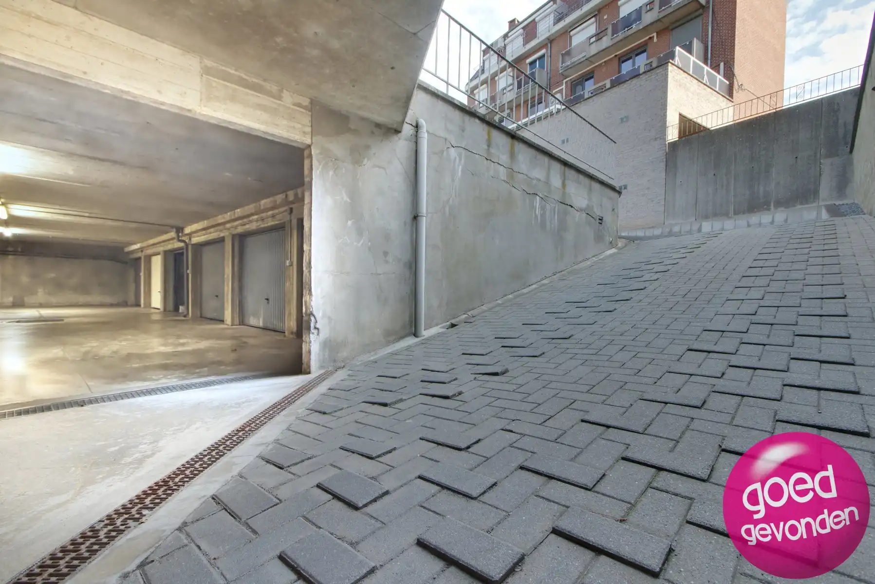 GARAGEBOX 20 m² - SECTIONAALPOORT - CENTRUM  foto 4