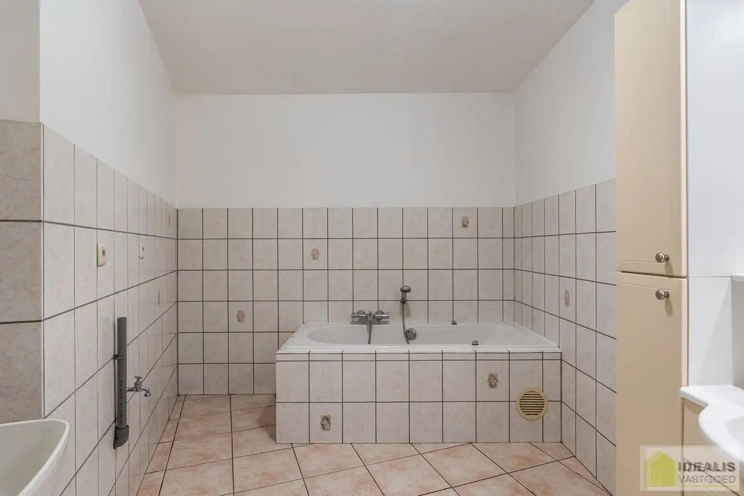 IDEALIS VASTGOED – INSTAPKLAAR GELIJKVLOERS APPARTEMENT MET LICHTRIJKE LEEFRUIMTE,  RUIME OPEN KEUKEN, BADKAMER, SLAAPKAMER EN AUTOSTAANPLAATS OP EEN GUNSTIGE LOCATIE NABIJ HET CENTRUM VAN PELT! foto 13