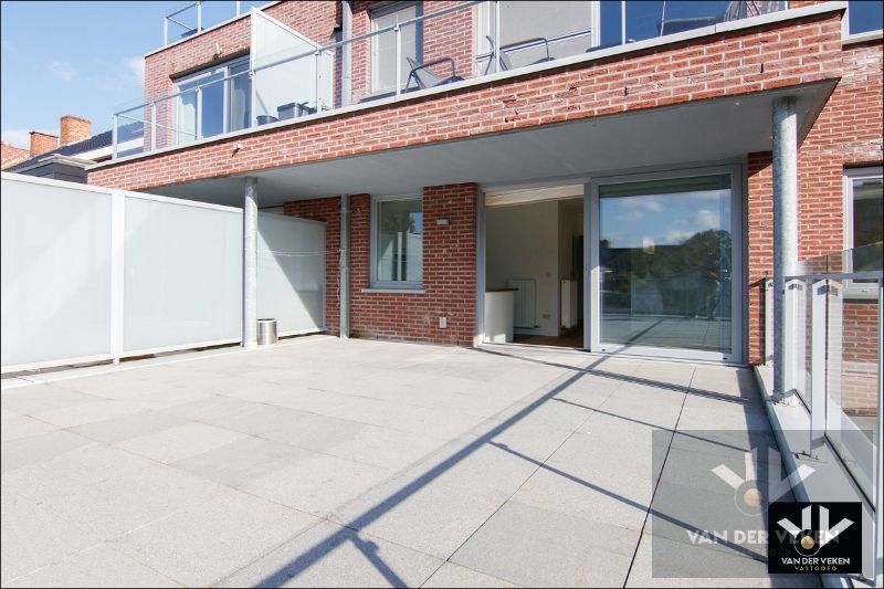 Lichtrijk, energiezuinig en instapklaar 2-slaapkamerappartement met ruim, uitnodigend en zuid-gericht terras op wandelafstand van het centrum foto 6