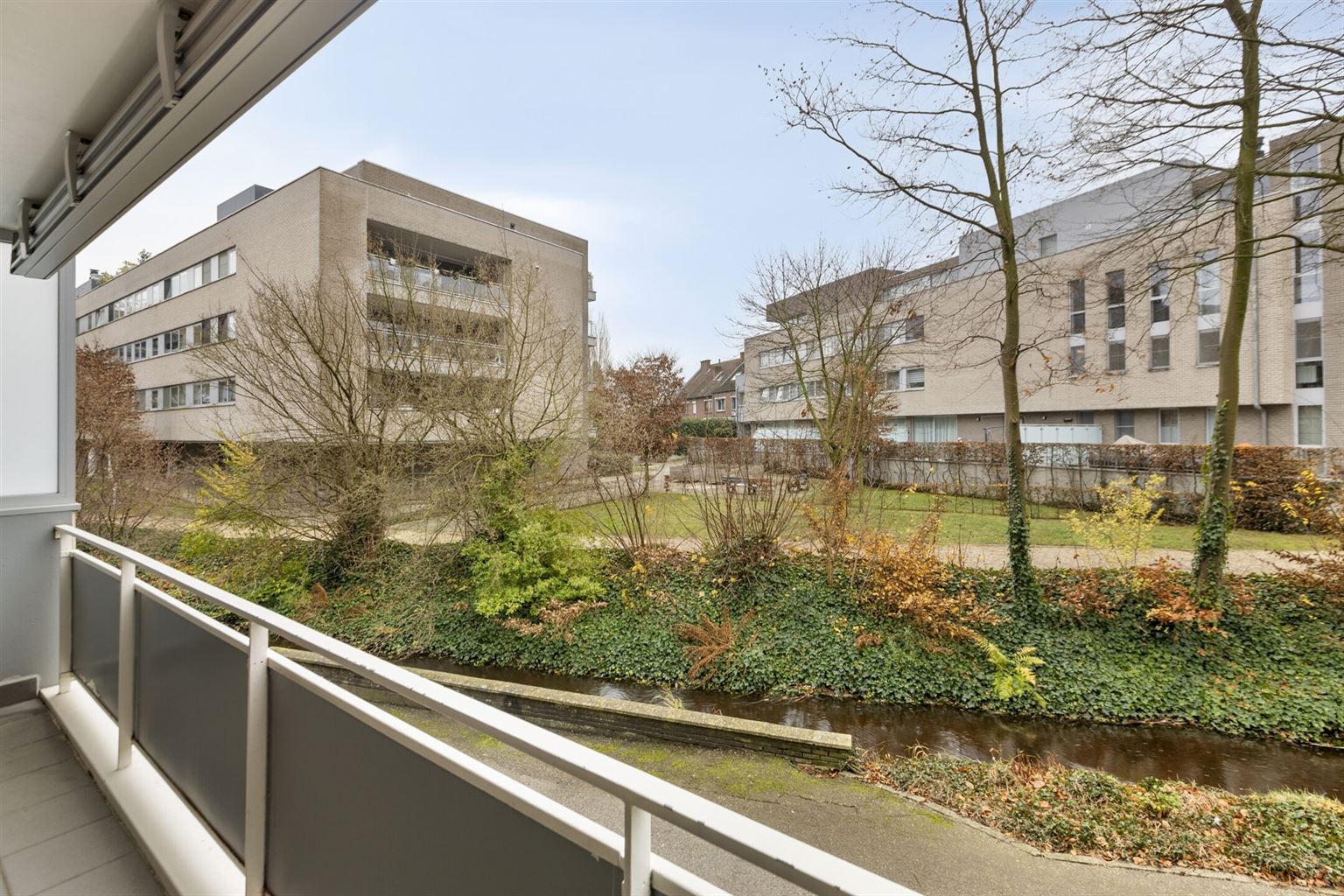 Ruim gelijkvloers 2-slaapkamer appartement met overdekt terras, ondergrondse autostaanplaats en aparte berging, gelegen vlakbij het centrum van Maaseik. foto 27