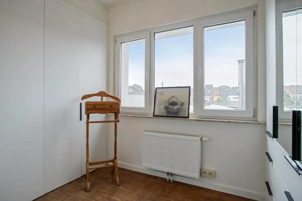 Unieke eigendom met loods en 2 gerenoveerde appartementen  foto 11