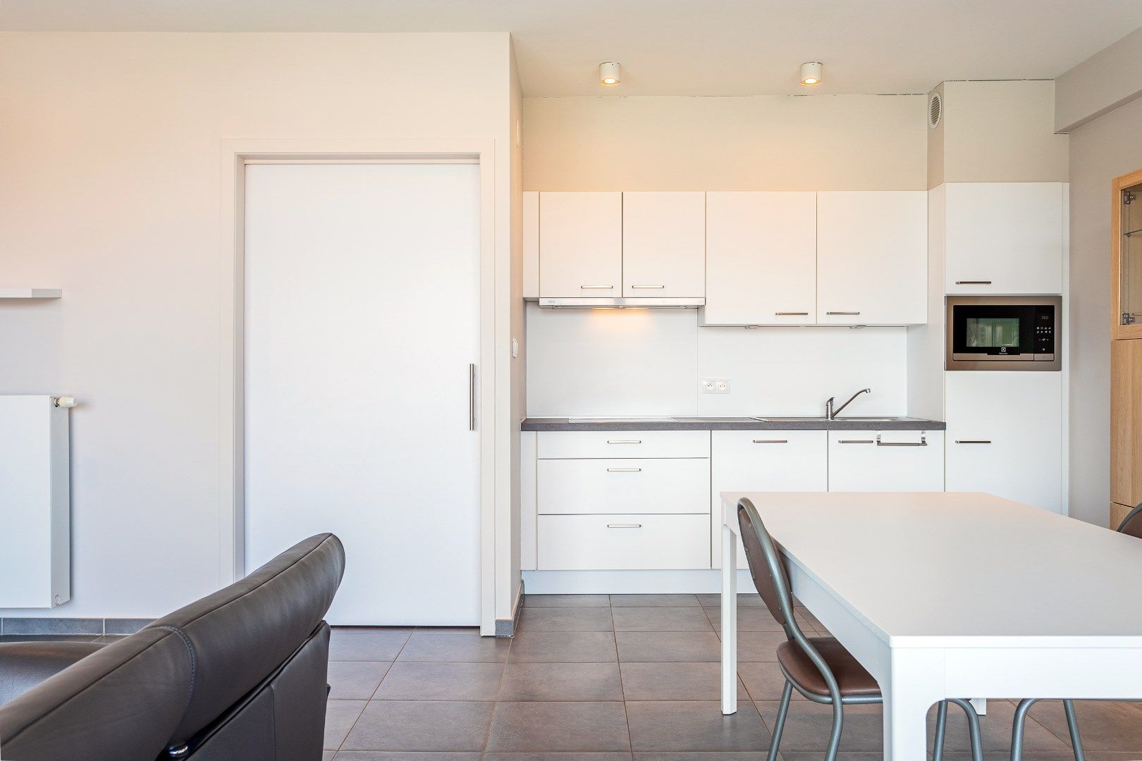 Moderne assitentiewoning met ruim terras en autostaanplaats foto 10