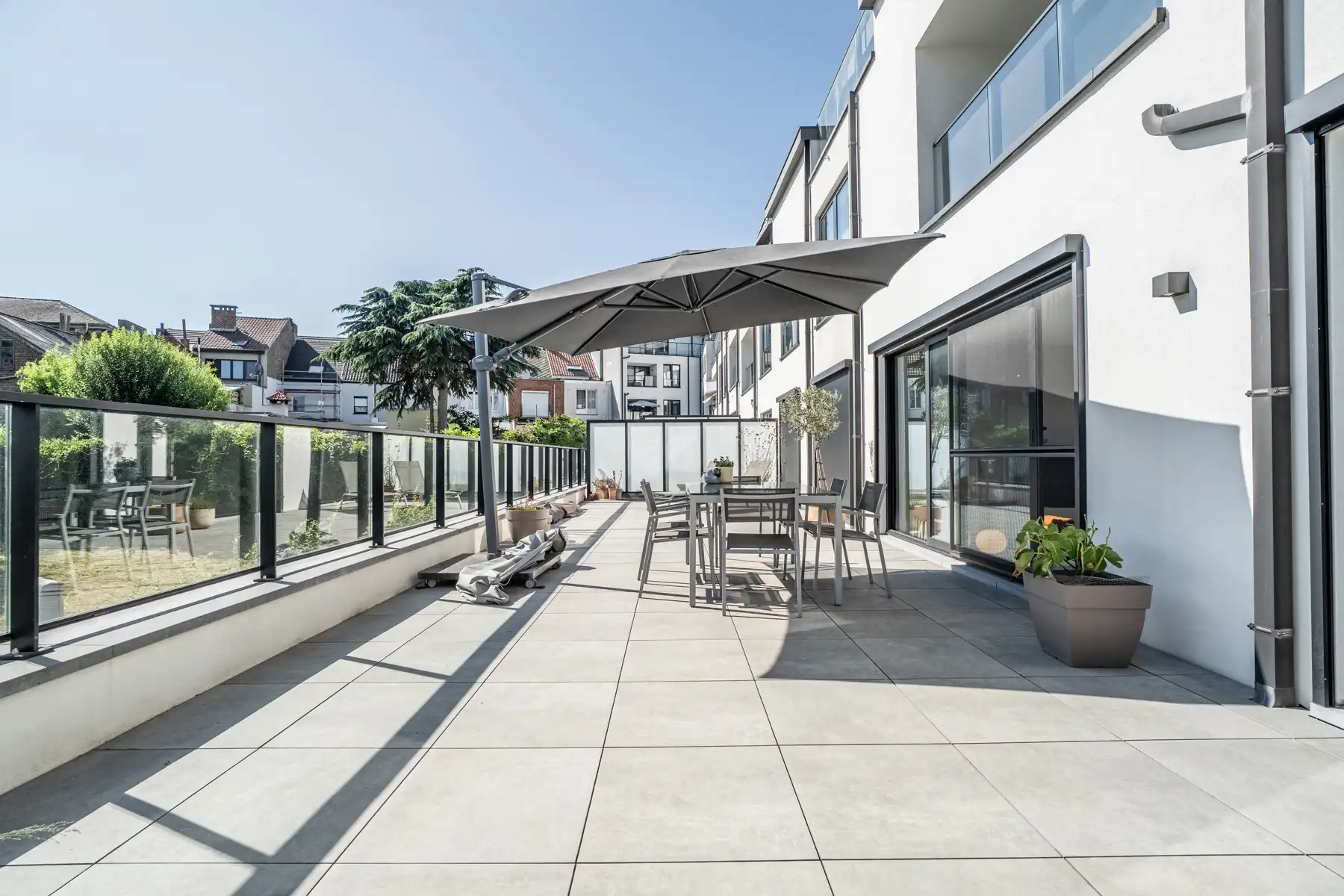 Lichtrijk appartement met groot terras. foto 4