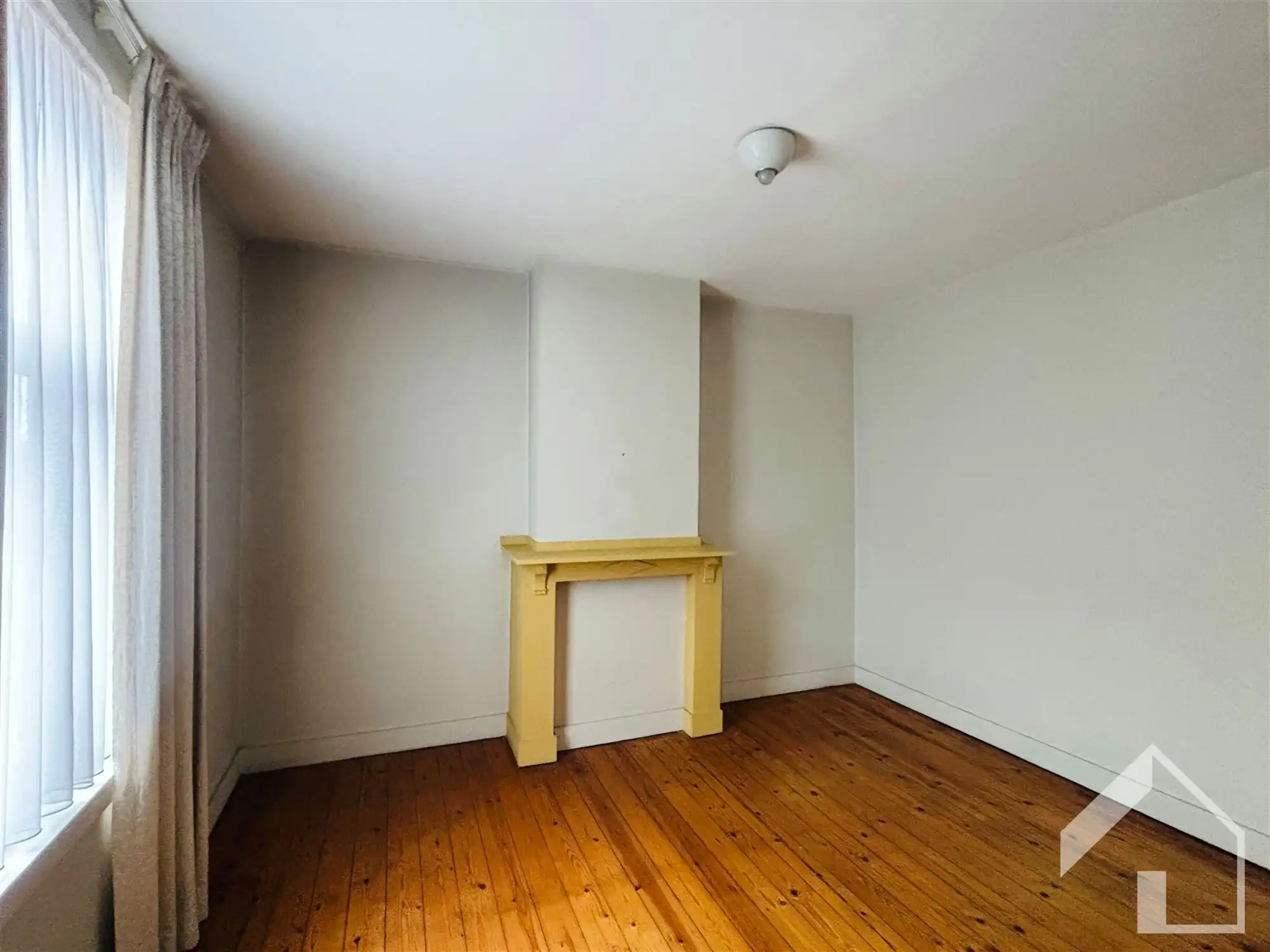 Hoekwoning met authentieke elementen en 4 garages foto 14