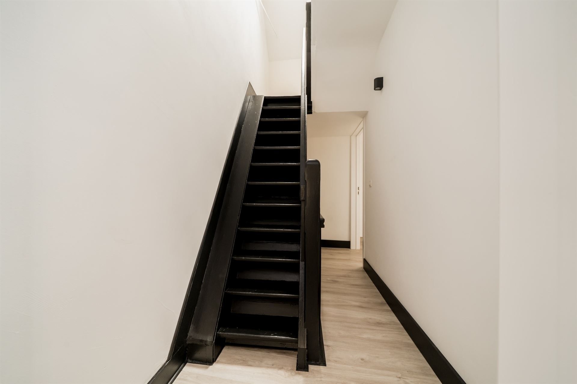 Ruime, volledig gerenoveerde woning met 3 slpk., 2 badk. & koer foto 13