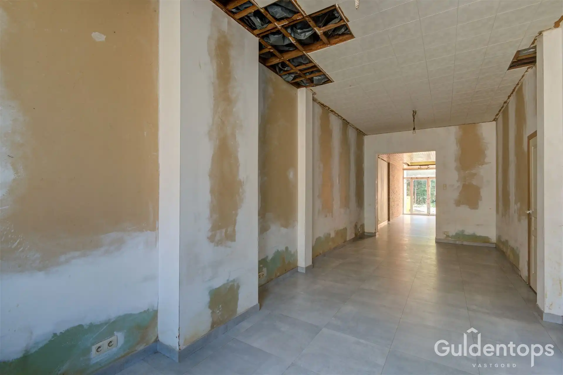 Te renoveren gezinswoning met 3 slaapkamers en grote tuin. foto 3
