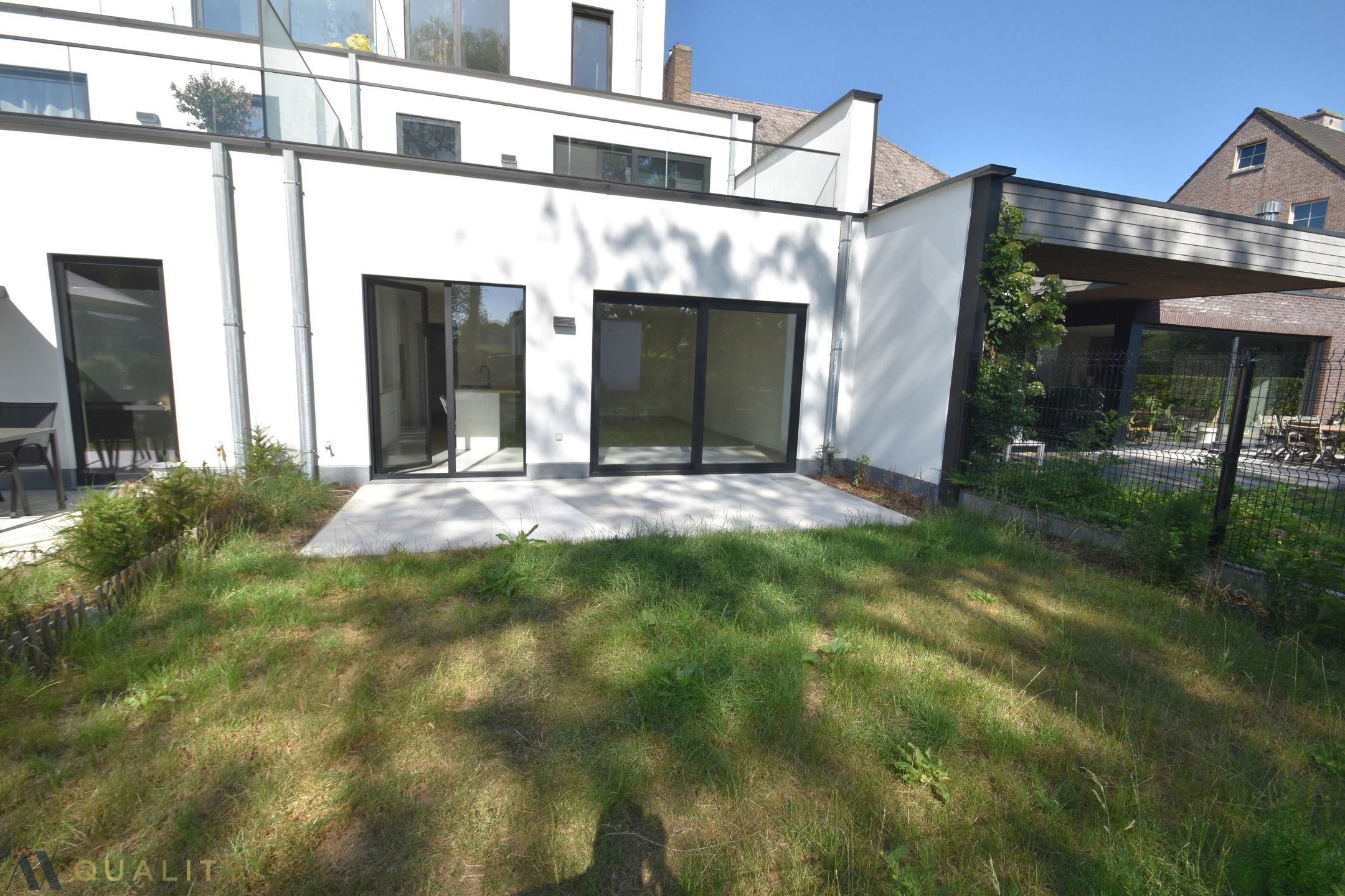 Energiezuinig recent gelijkvloers 2-slpk. appt met terr., tuin en autostaanplaats foto 3