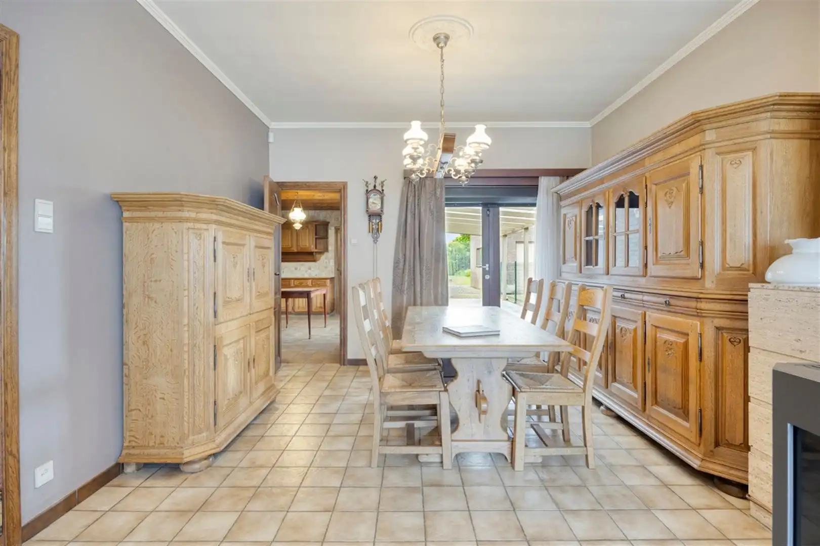 Rustig gelegen, op te frissen halfopen bebouwing met 3 slaapkamers op een perceel van 672 m². foto 6