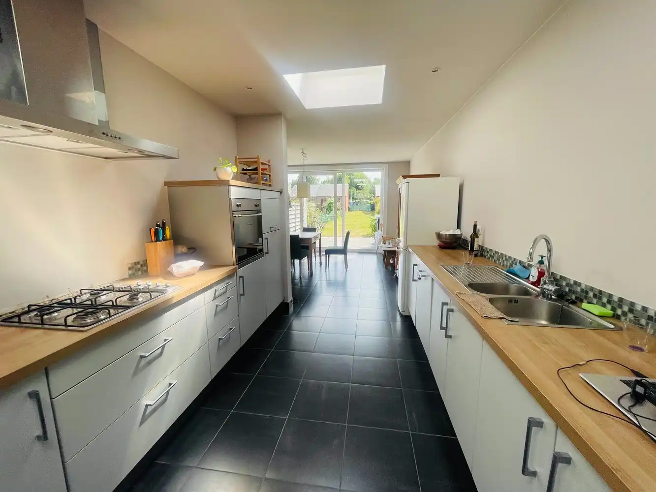 Assebroek, RUIME LICHTRIJKE INSTAPKLARE WONING met GROTE TUIN met  UITWEG+ OPRIT , mogelijkheid garage te bouwen,3 SLAAPKAMERS, Badkamer en douchekamer. foto 3