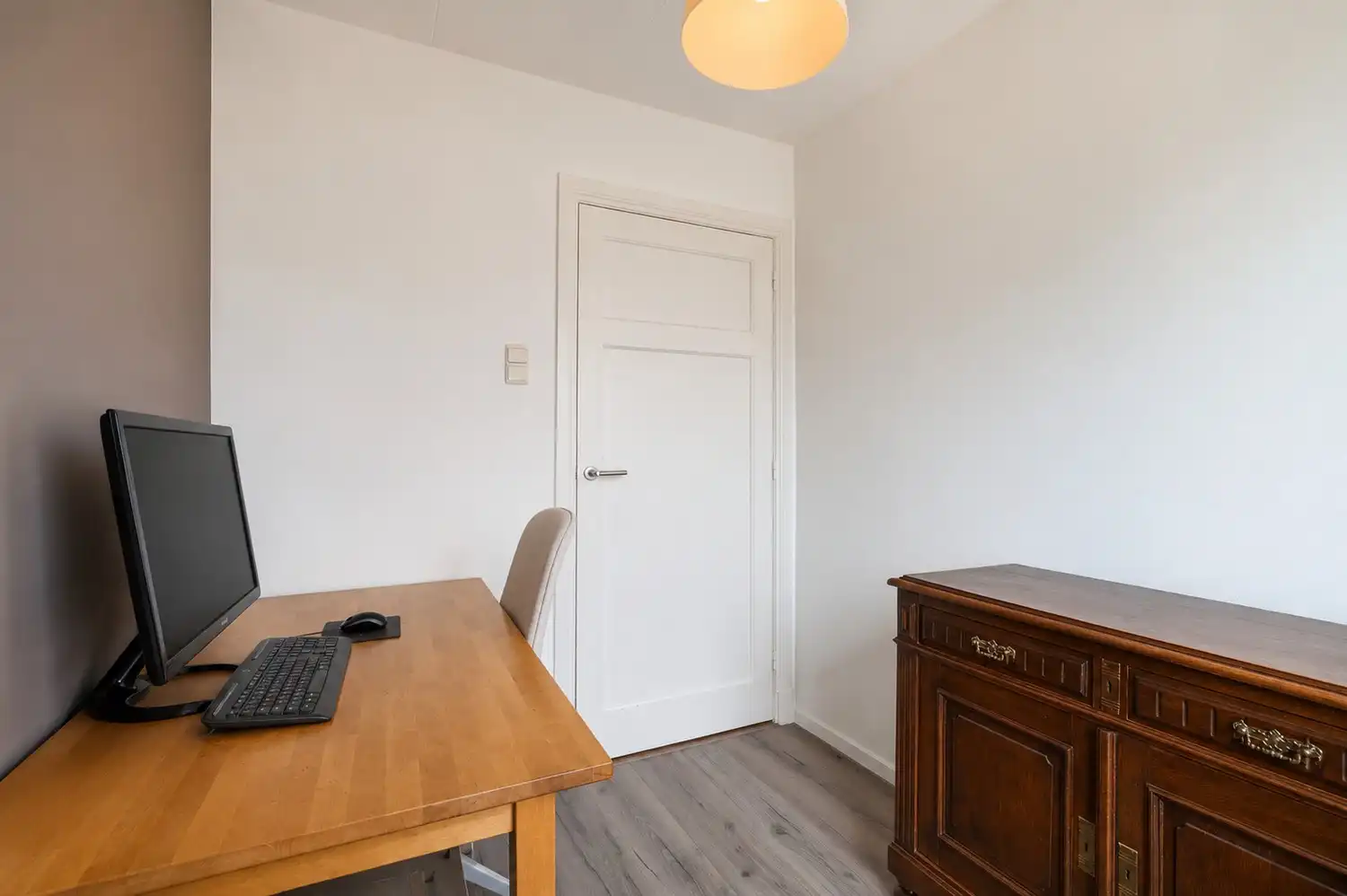 Gezinswoning met ruime garage, grote zolder en zonnige tuin foto 15