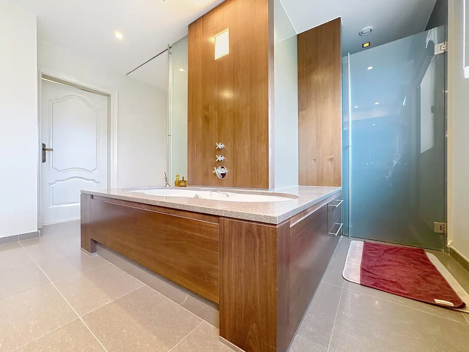 Instapklaar, luxueus afgewerkte VILLA (5 slpkms, dubbele garage, ...) met BIJGEBOUWEN (stallingen en bergplaats) te Ingelmunster. Grondopp.: 2.814m2 foto 15