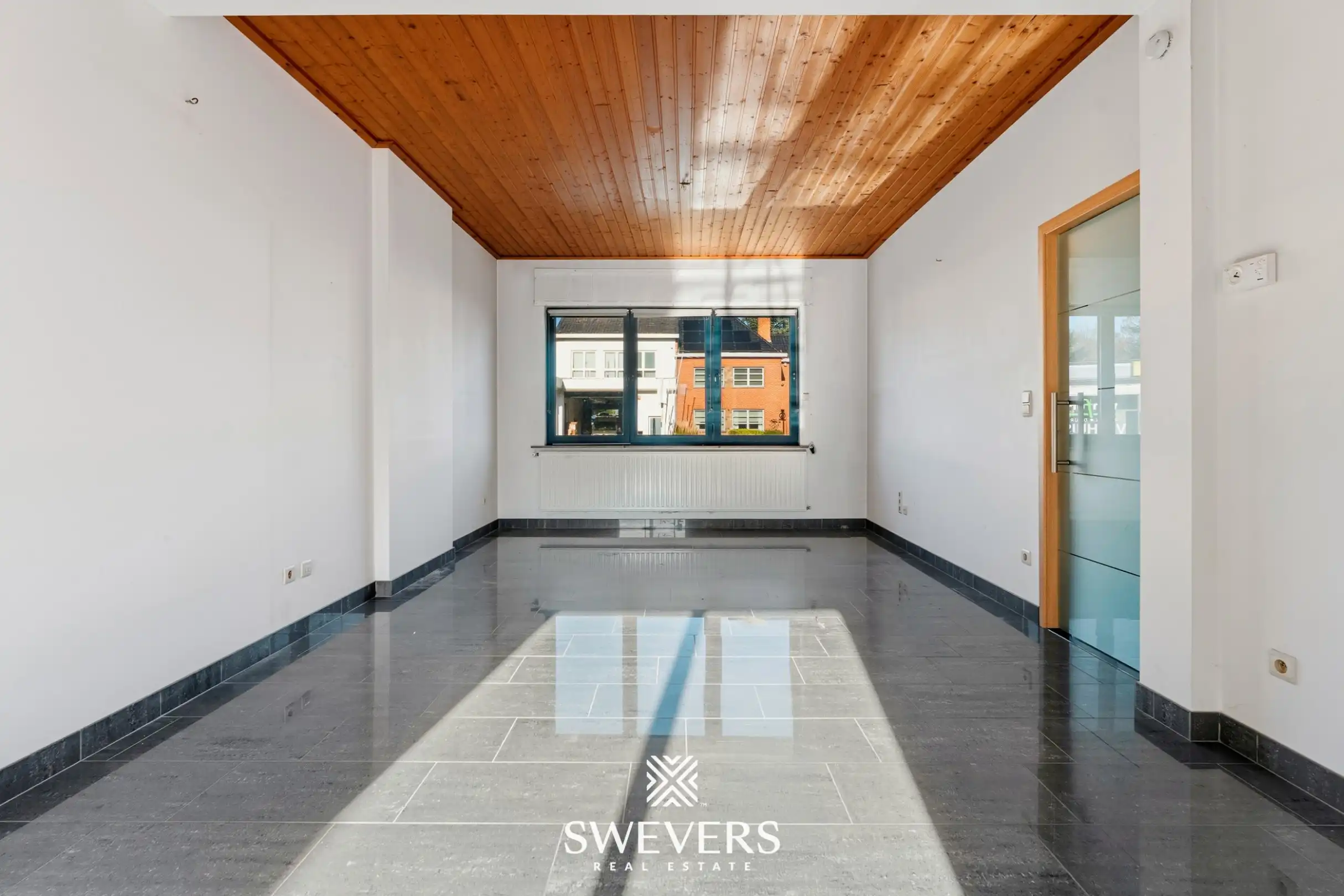 Verrassend ruime gezinswoning: 4 slaapkamers, garage, kelder & zolder foto 5