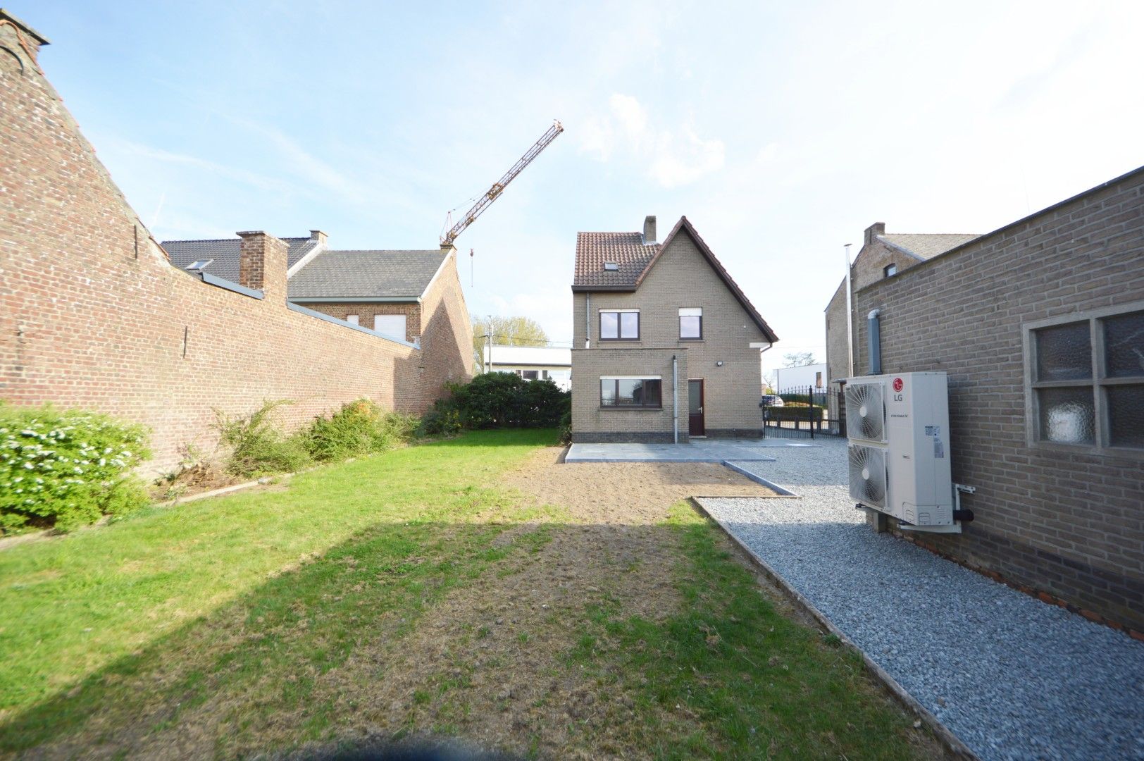 GERENOVEERDE WONING DUBBELE GARAGE EN TUIN foto 2