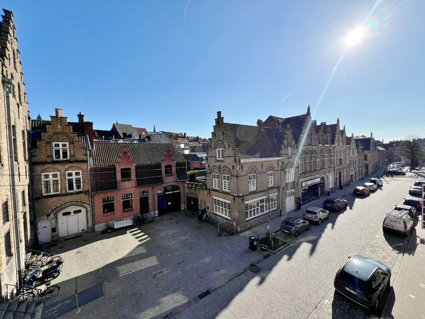 Karaktervolle rijwoning met terras in het centrum van Ieper foto 21