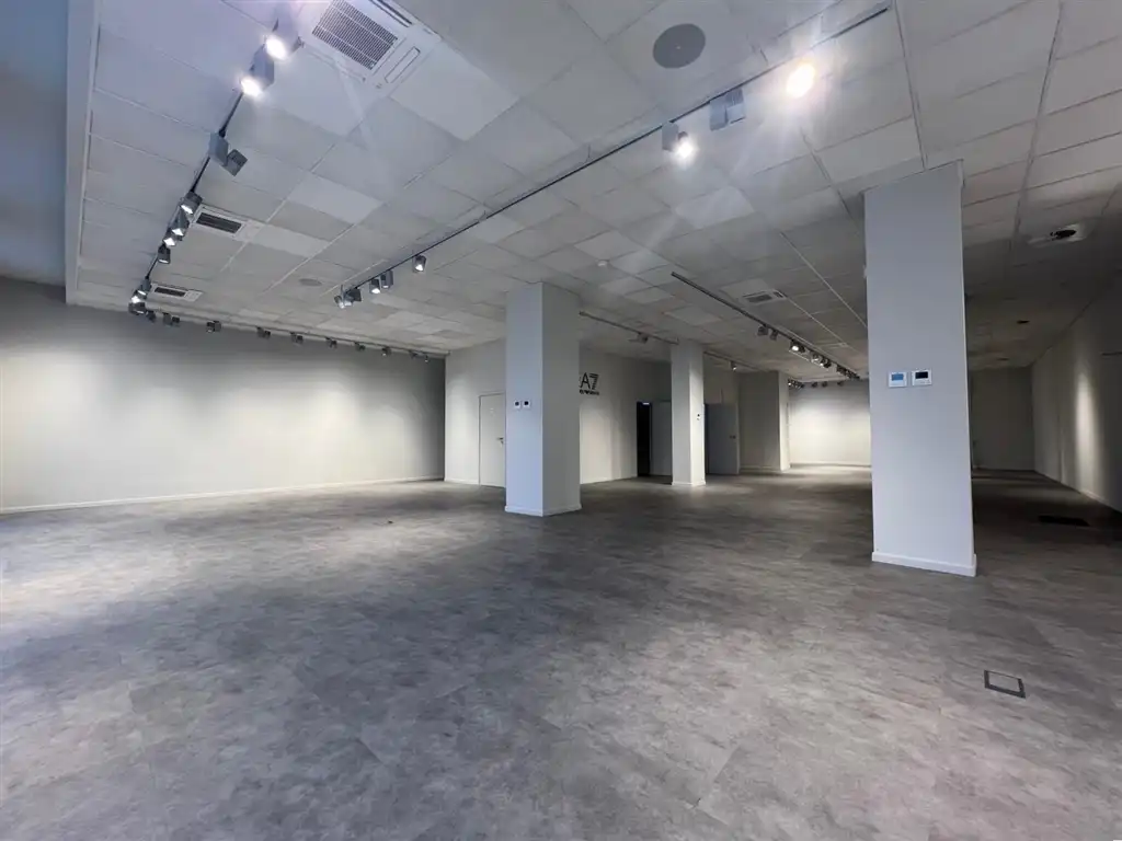Voormalige showroom van Italiaans modemerk foto 3