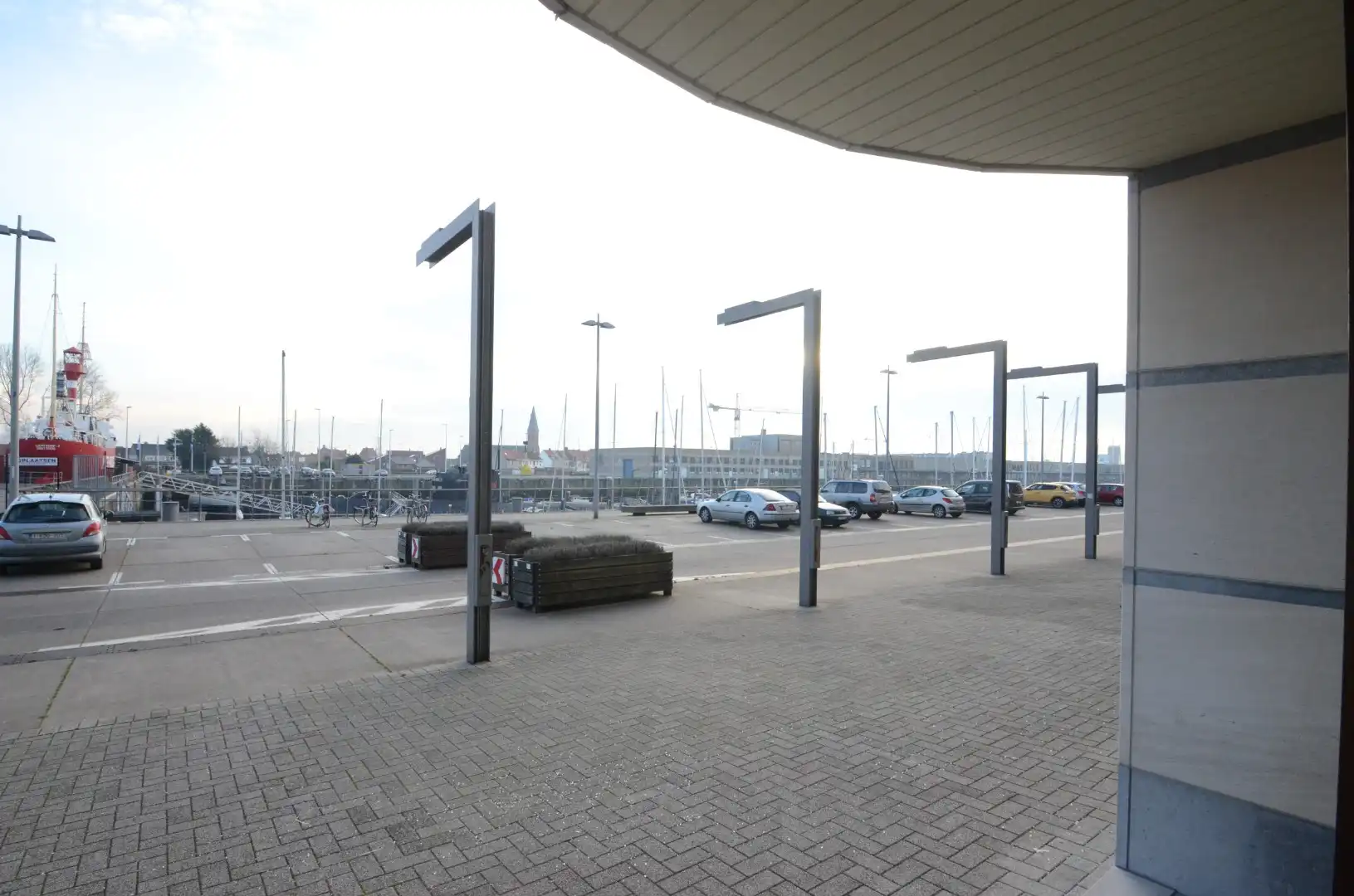 Studio met dressing en zicht op de jachthaven. foto 4