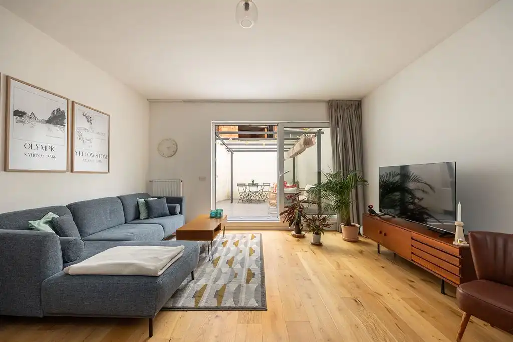 Gerenoveerd gelijkvloers appartement met terras foto 3
